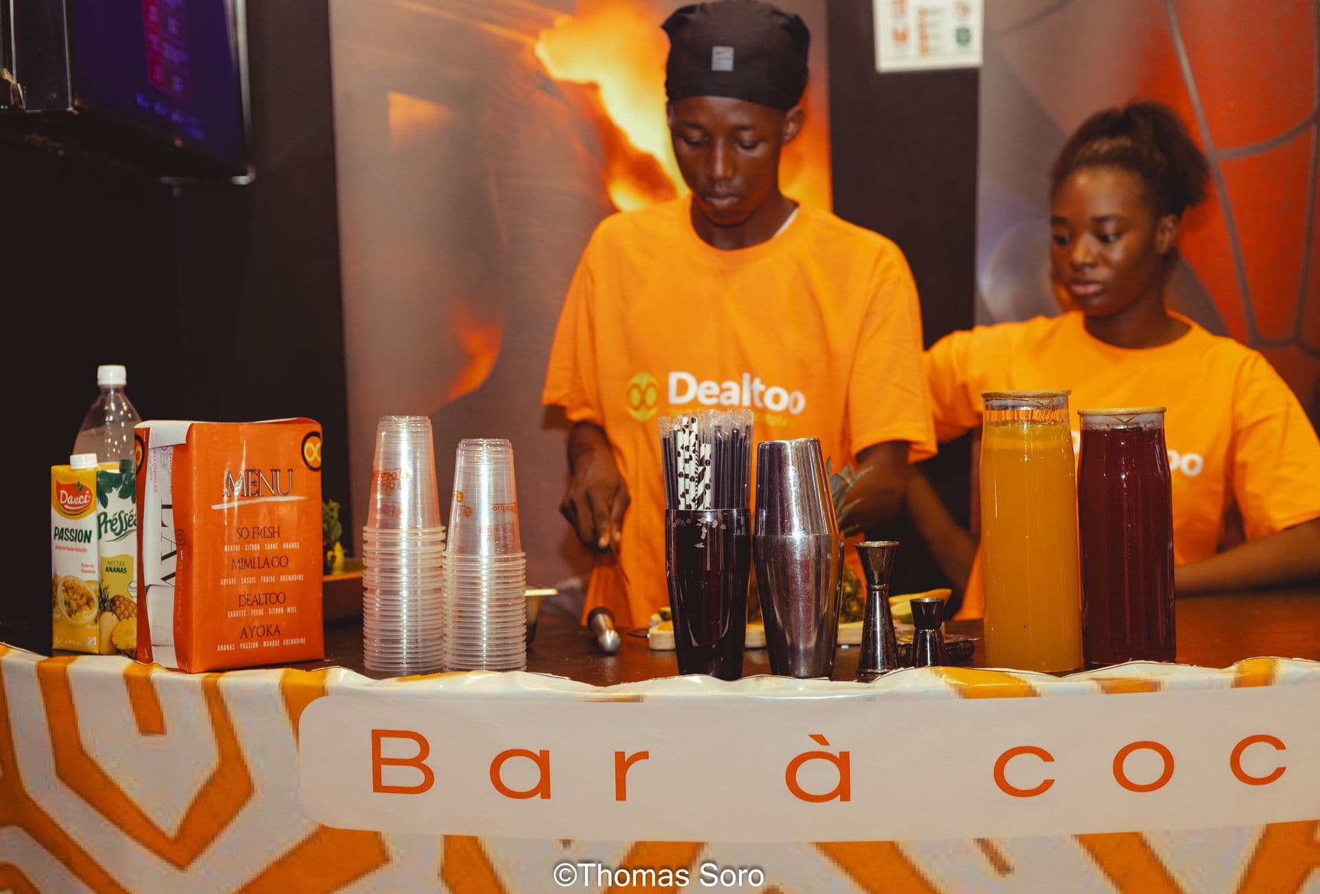Équipe du bar aux couleurs de Dealtoo pendant le lancement
