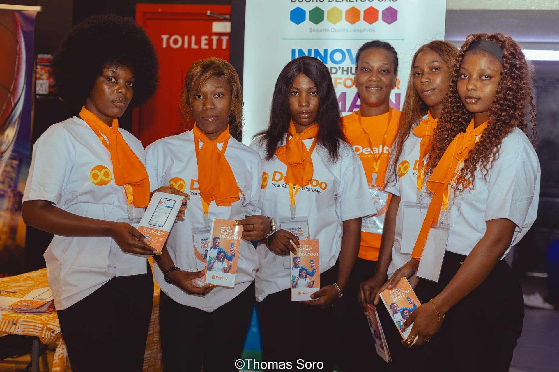 Équipe Dealtoo réunie lors du lancement officiel à Abidjan